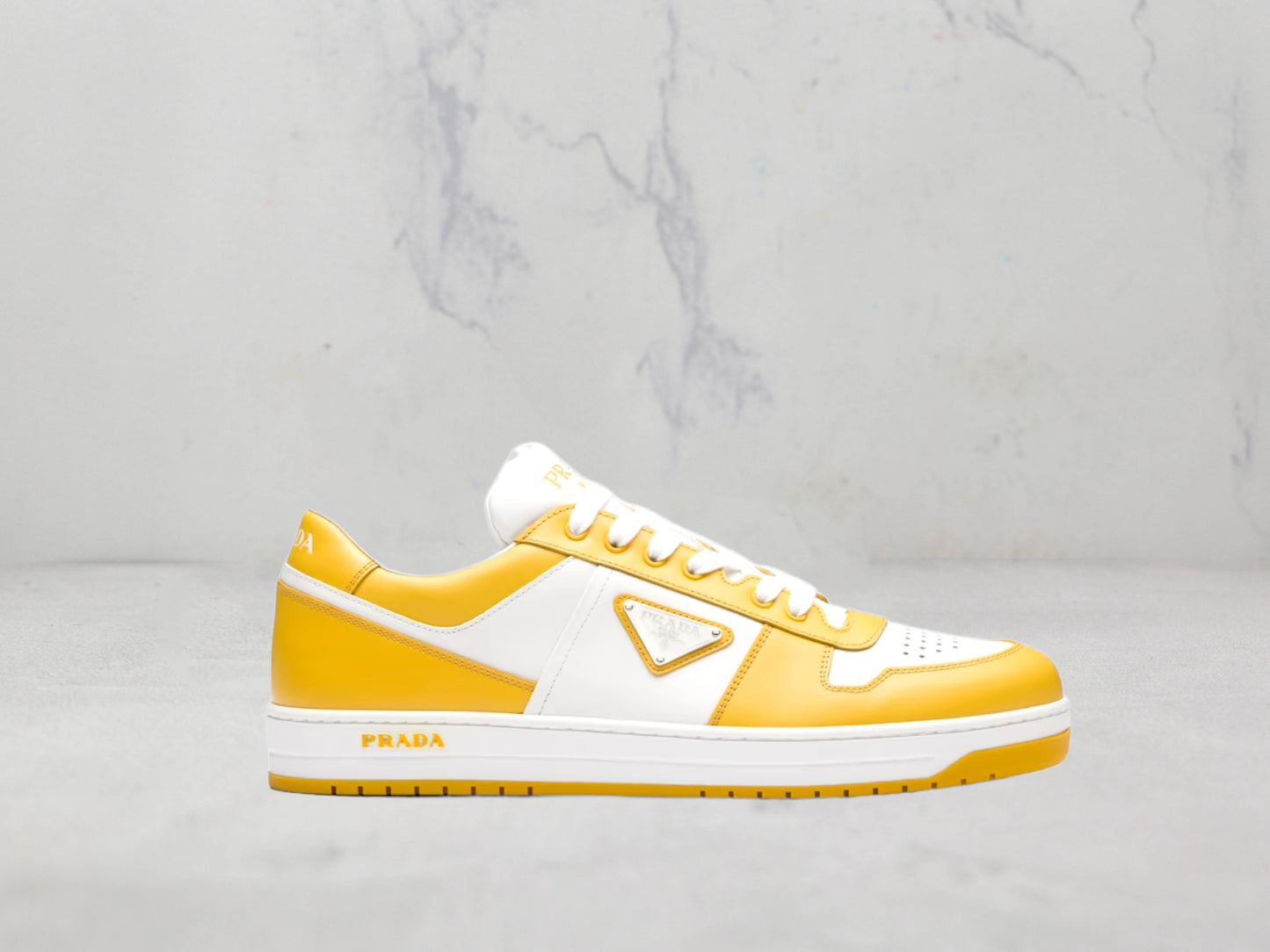 Prada Baskets Downtown en cuir - Jaune
