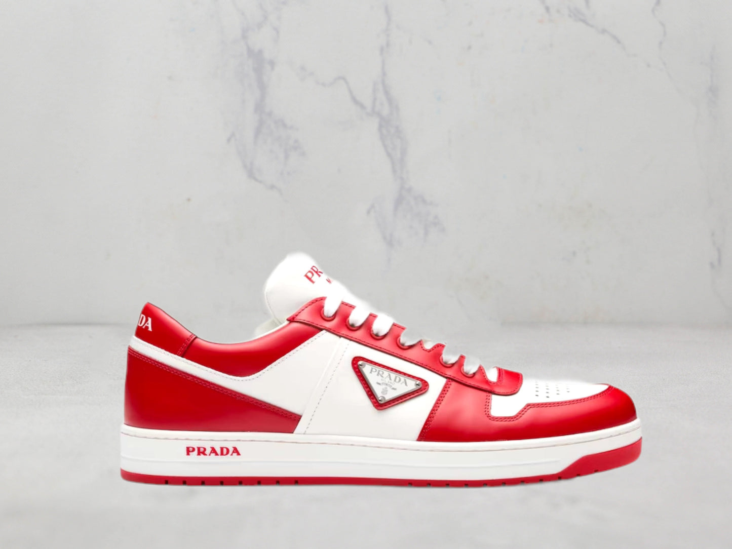 Prada Baskets Downtown en cuir - Rouge