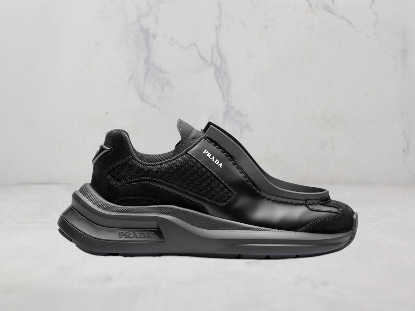 Prada Baskets Systeme en cuir brossé - Noir