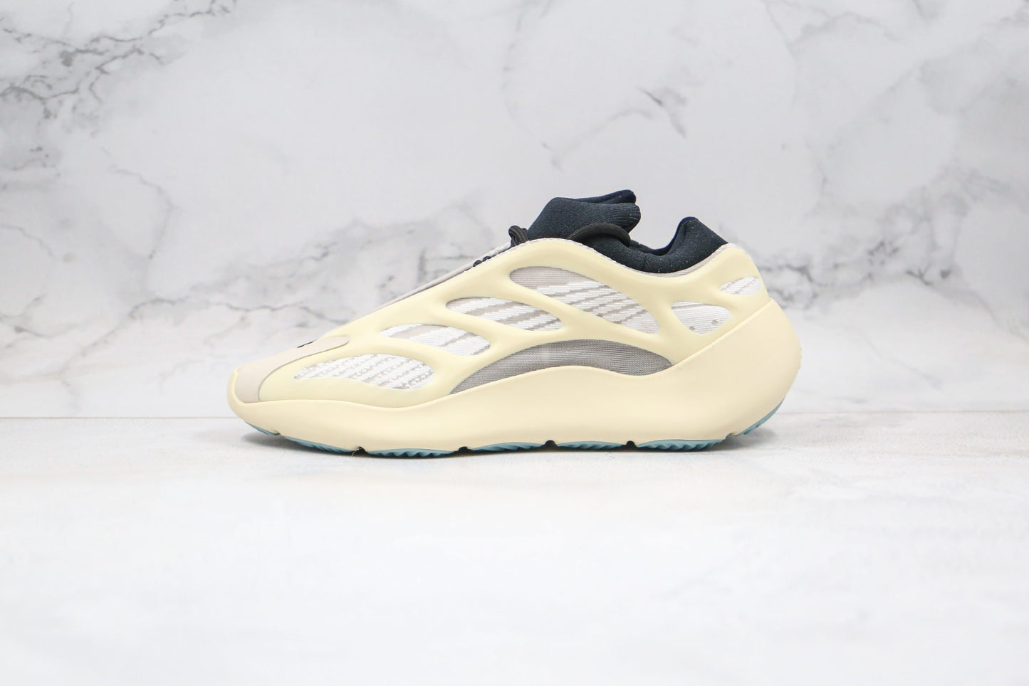 Yeezy Boost 700 V3 - Blanc/Noir