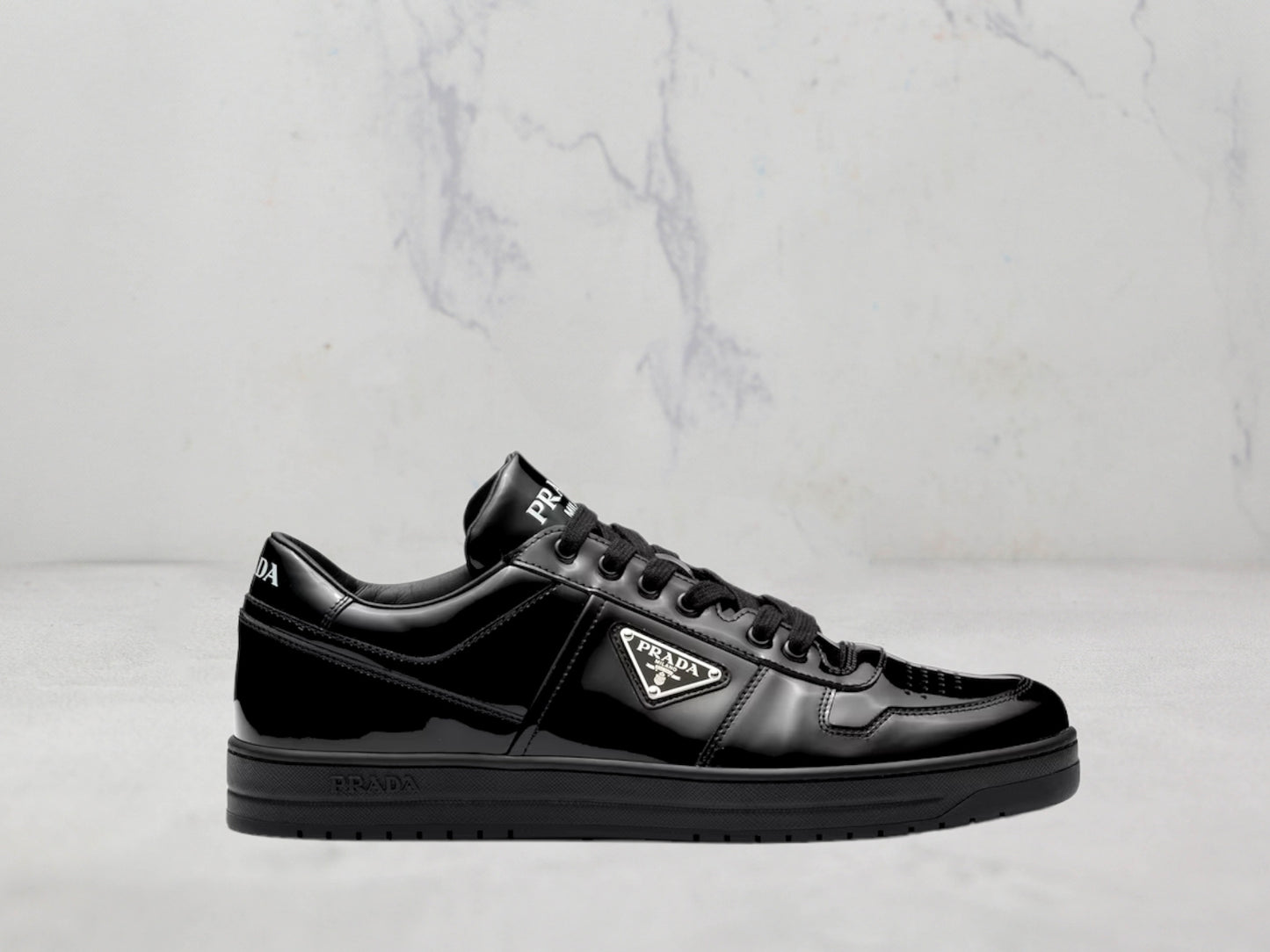 Prada Baskets Downtown en cuir verni - Noir