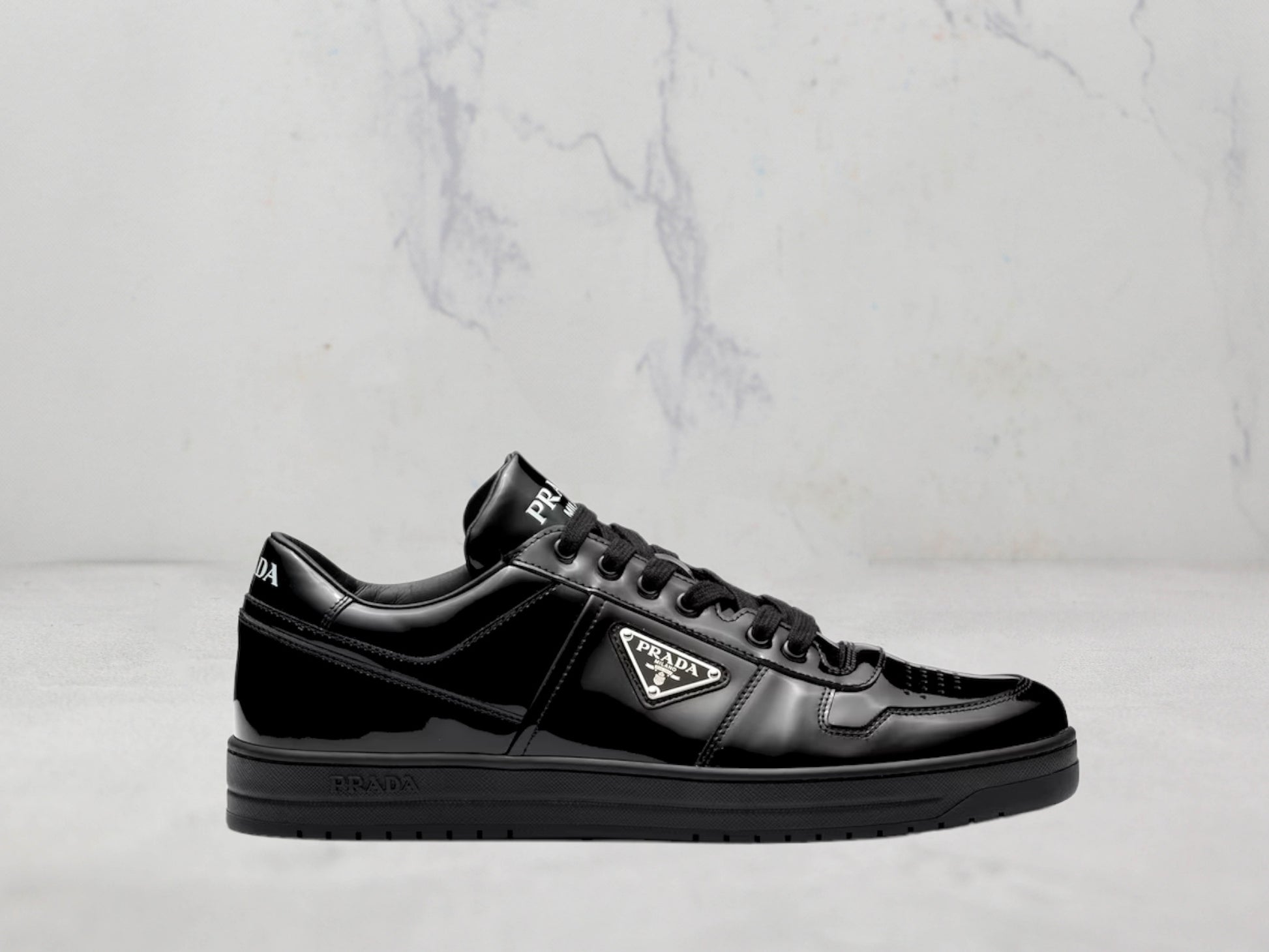 Prada Baskets Downtown en cuir verni - Noir