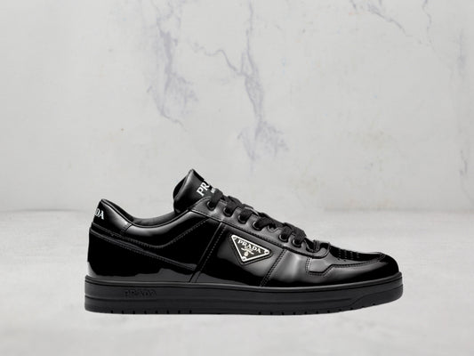 Prada Baskets Downtown en cuir verni - Noir