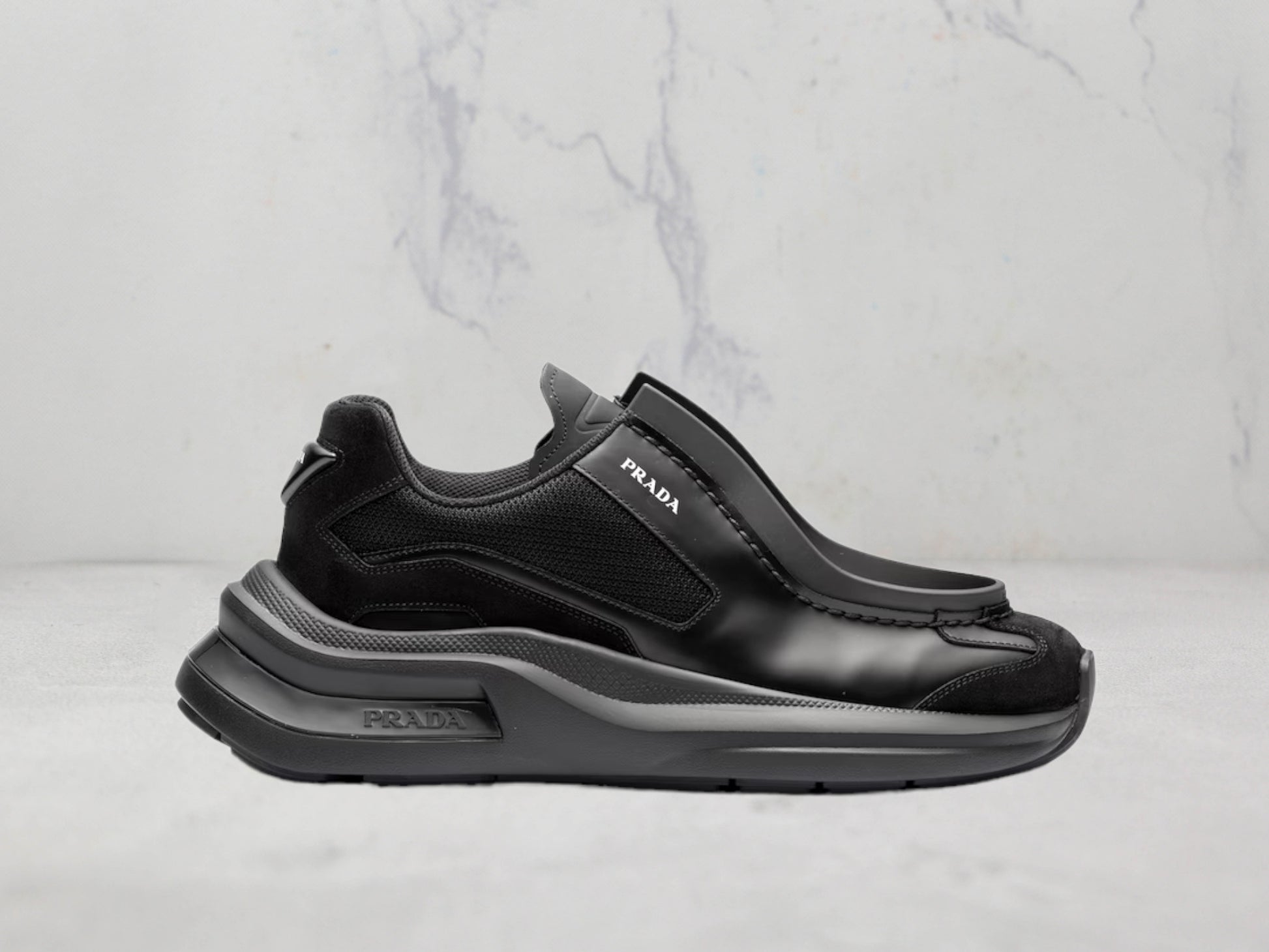Prada Baskets Systeme en cuir brossé - Noir