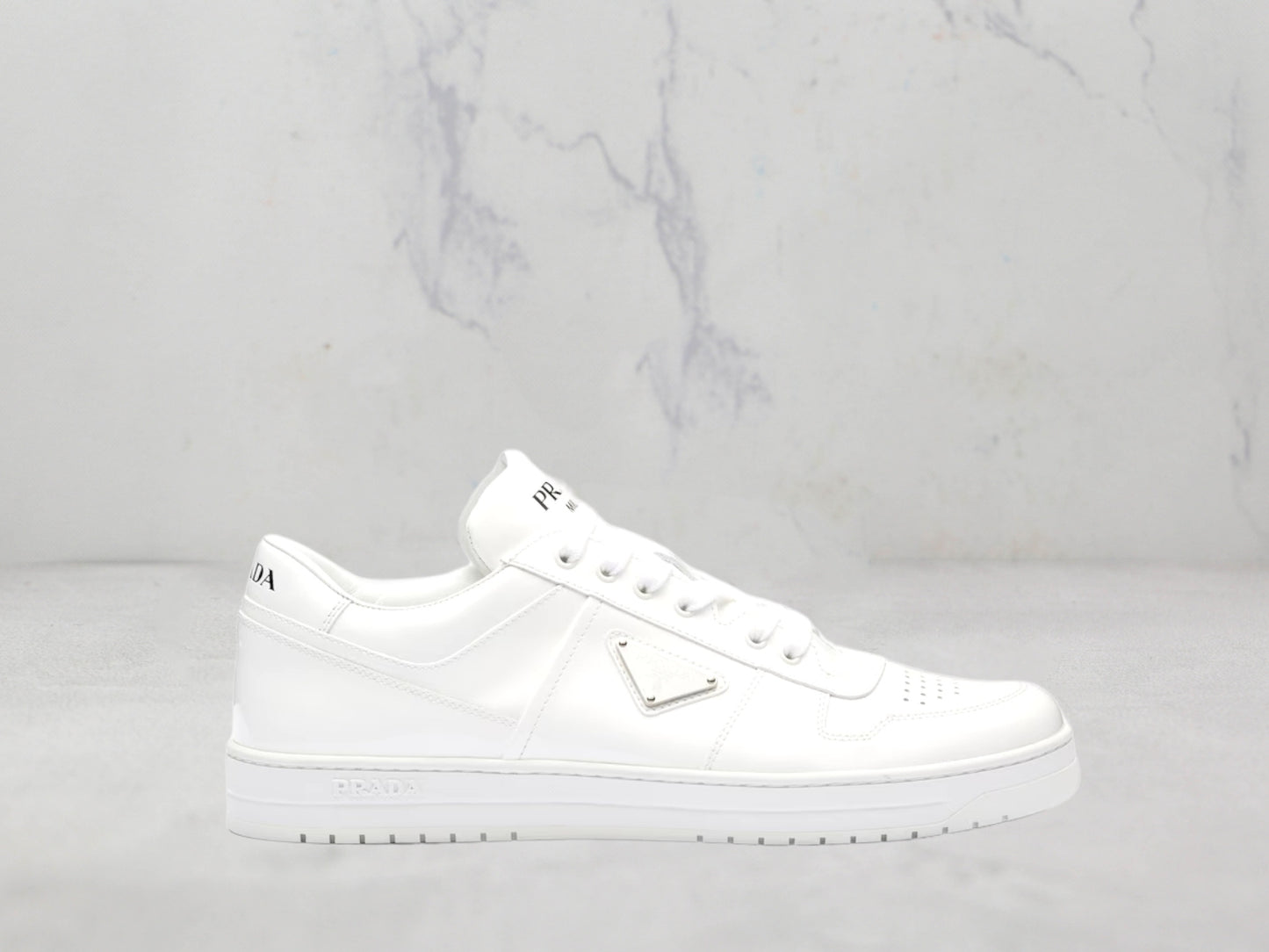 Prada Baskets Downtown en cuir verni - Blanc