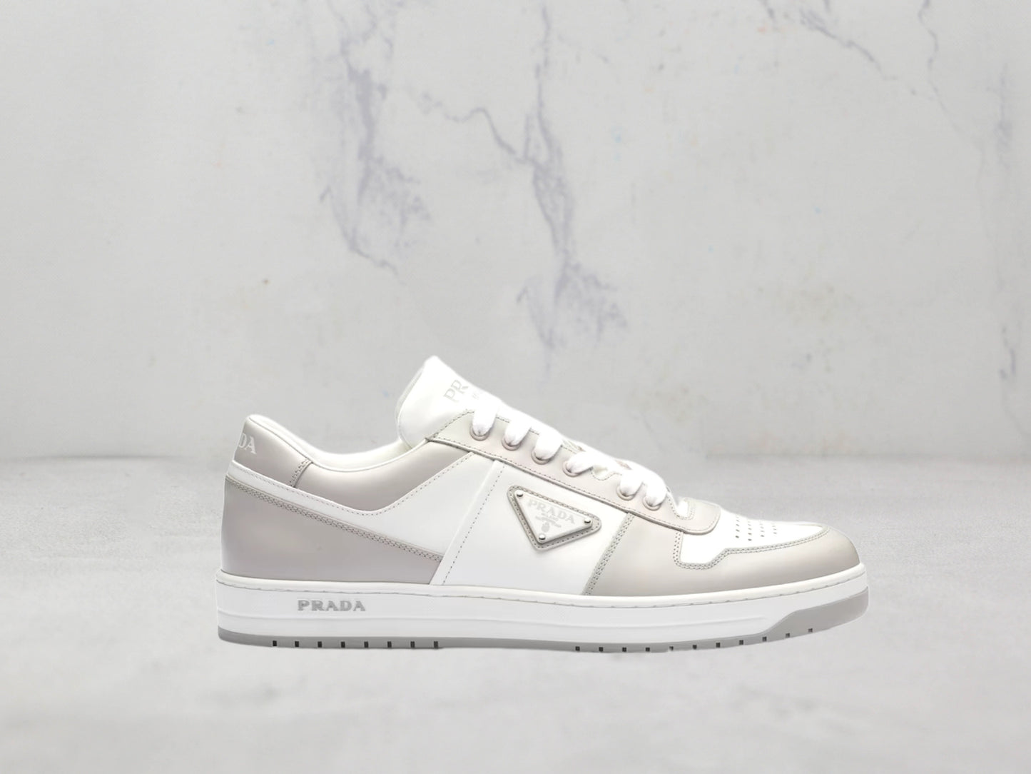 Prada Baskets Downtown en cuir - Gris