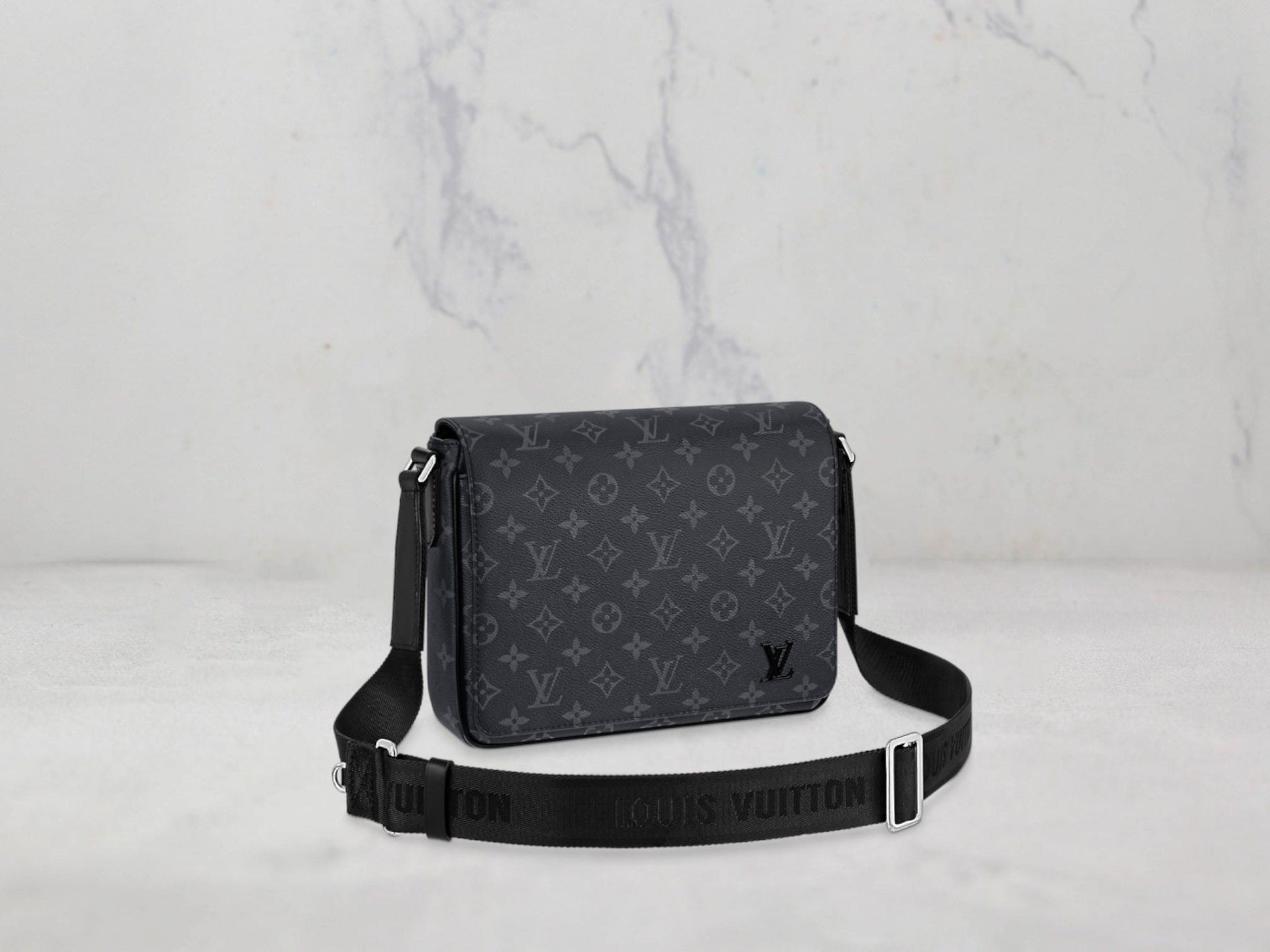 Louis Vuitton &#8211; Sac DISTRICT PM Monogram Éclipse