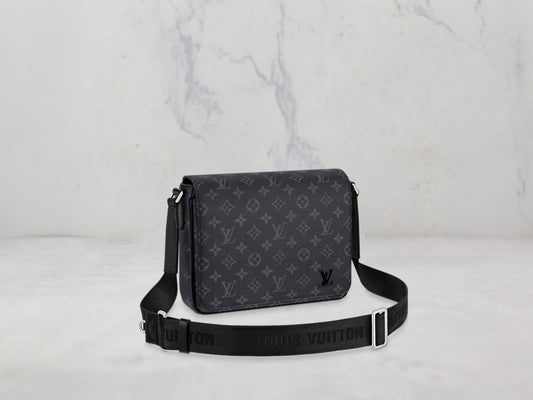 Louis Vuitton &#8211; Sac DISTRICT PM Monogram Éclipse