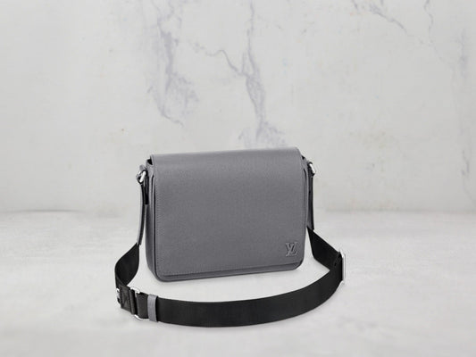 Louis Vuitton &#8211; SAC DISTRICT PM cuir Taïga - Gris