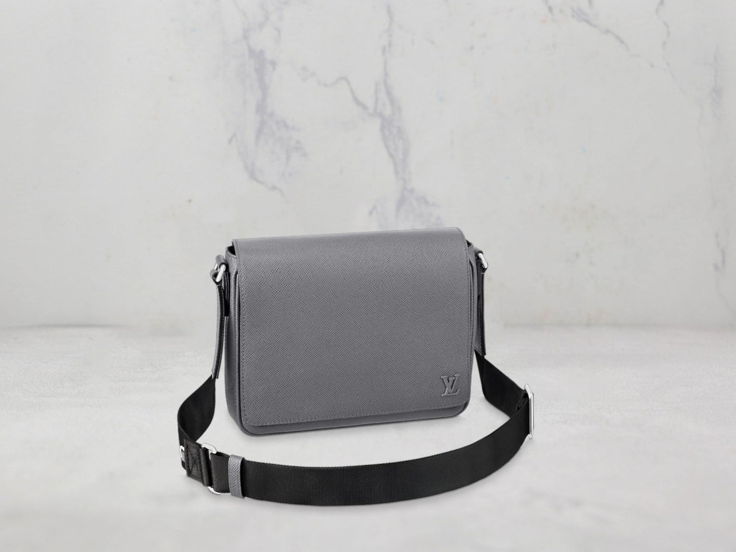 Louis Vuitton &#8211; SAC DISTRICT PM cuir Taïga - Vert