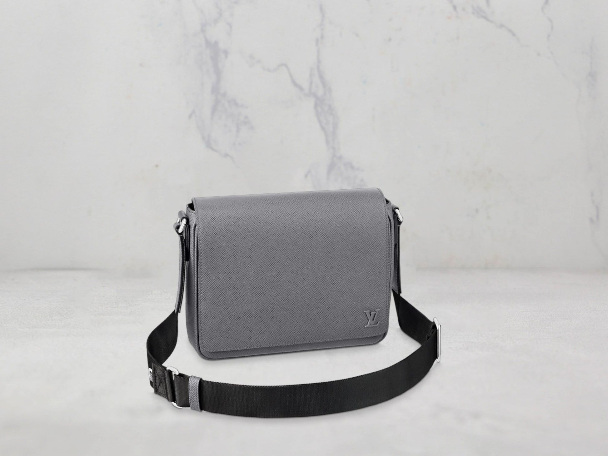 Louis Vuitton &#8211; SAC DISTRICT PM cuir Taïga - Vert