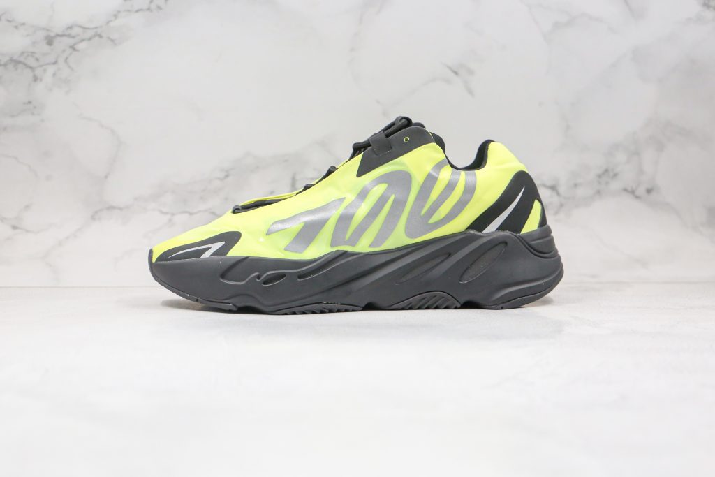 Yeezy Boost 700 MNVN - Noir / Jaune Fluo