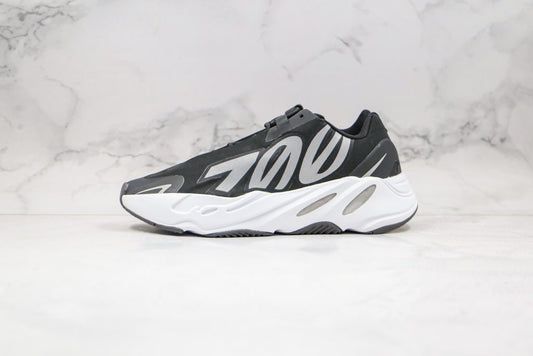 Yeezy Boost 700 MNVN - Blanc/Noir