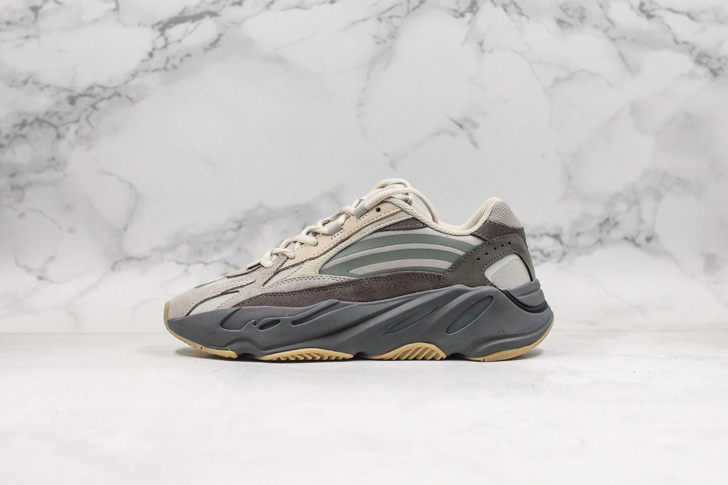 Yeezy Boost 700 V2 - Blanc / Gris