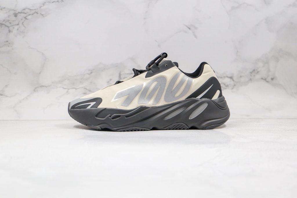 Yeezy Boost 700 MNVN - Noir / beige