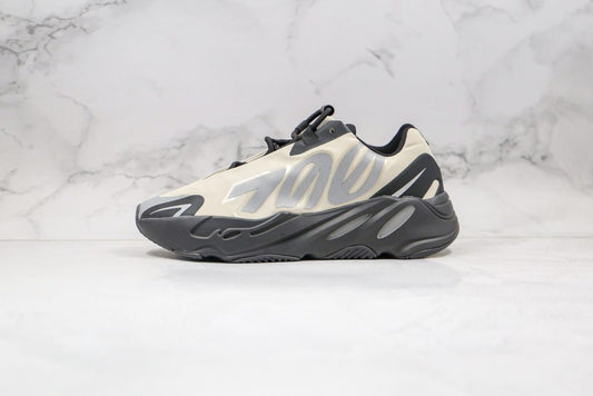 Yeezy Boost 700 MNVN - Noir / beige