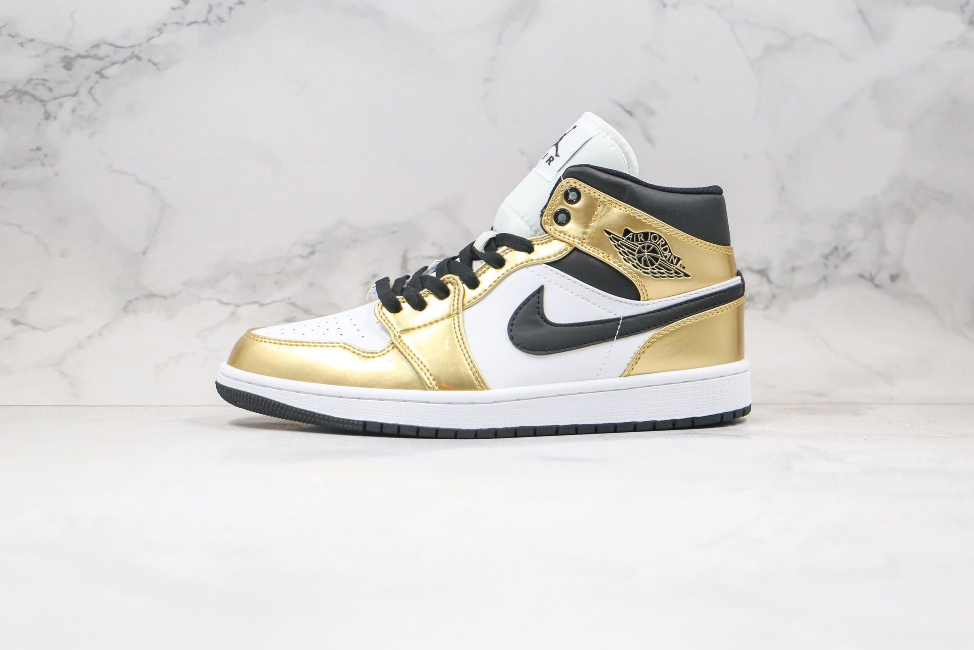 Jordan 1 Mid Black University Gold - 